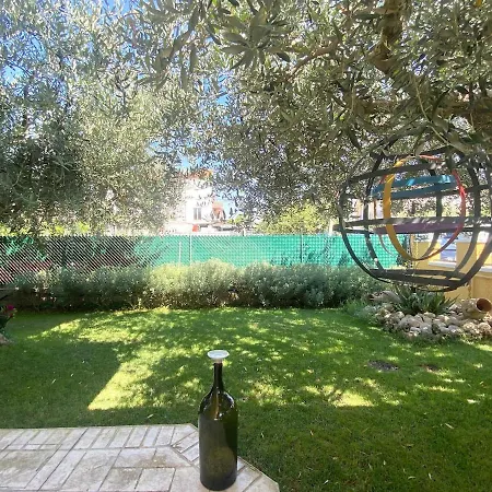 With A Private Garden Near The Sea شقة *